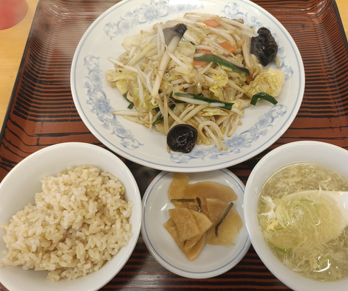 ぎょうざの満洲、野菜炒め、玄米110g、スープセット、550kcalくらい