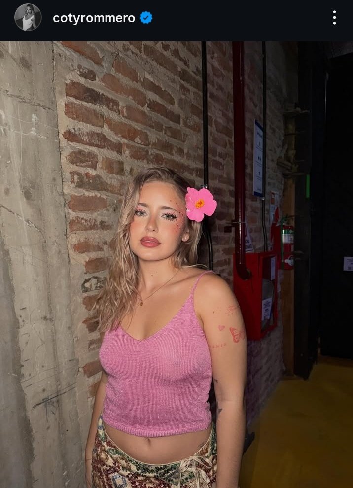 FELIZ CUMPLE COTY

Como cada cumpleaños te deseo que seas muy feliz ✨️
Que la vida, Dios y el universo conspiren a tu favor y puedas cumplir todo aquello que algún día soñaste

Te amamos y bancamos en todas 🩷 🔪🩷