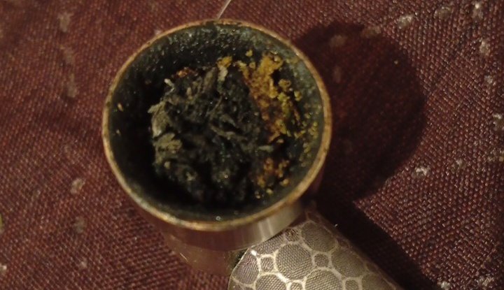 baaekiutt's tweet photo. fumandooo 
quiero amigus  que se vuelen con yerbita rika #subtwt #420 https://t.co/wFEGWp2Prv