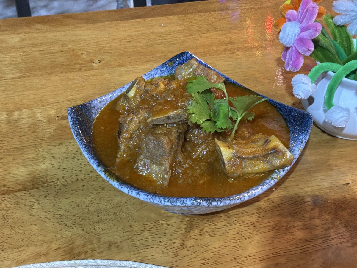 freeridehd's tweet photo. [ビルマ飯パタヤ]
今夜も晩飯食べに来店
女将さんにオススメを頂いた
骨付き豚バラ肉のカレーだがカレー味では無く玉ねぎベースの塩バター味で薄味で美味い😋
洋食に近い味付けで辛くも酸っぱくも無い
薄味で日本人好みの味
ビルマ飯はエスニック料理とは全く違う感じ🤔
美味いのに今はまだ客が少ない https://t.co/3dWP0QvSGB
