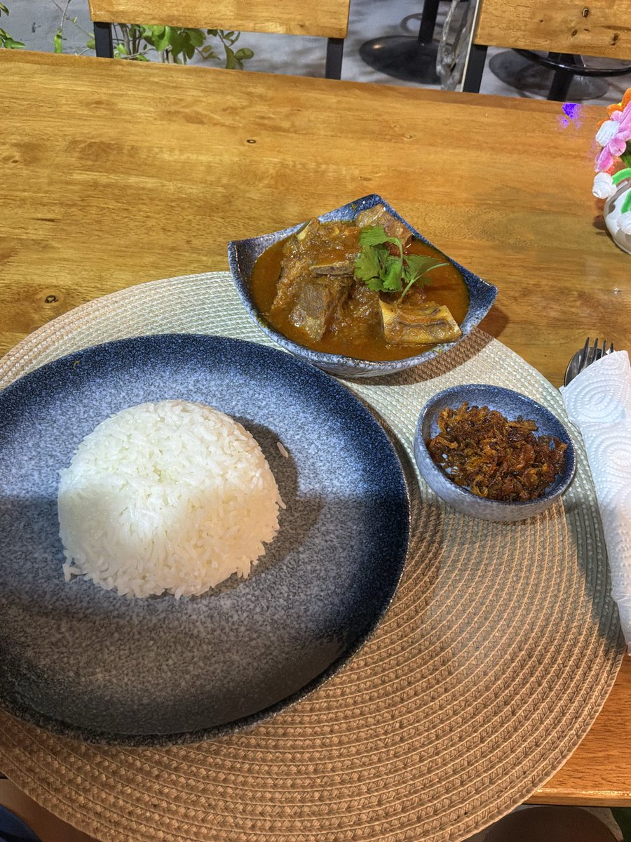 freeridehd's tweet photo. [ビルマ飯パタヤ]
今夜も晩飯食べに来店
女将さんにオススメを頂いた
骨付き豚バラ肉のカレーだがカレー味では無く玉ねぎベースの塩バター味で薄味で美味い😋
洋食に近い味付けで辛くも酸っぱくも無い
薄味で日本人好みの味
ビルマ飯はエスニック料理とは全く違う感じ🤔
美味いのに今はまだ客が少ない https://t.co/3dWP0QvSGB