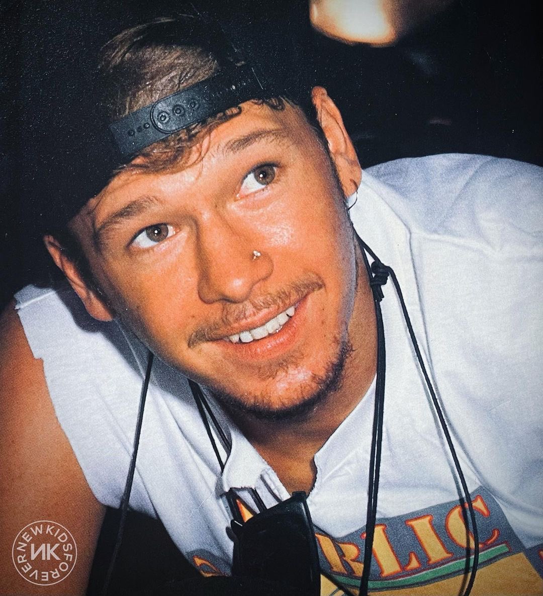KaileyLlewelly1's tweet image. Came across this beautiful photo of @donniewahlberg also look at his eyes! #flashbackfriday #donniewahlberg #cutie #ddub ☺️🧡