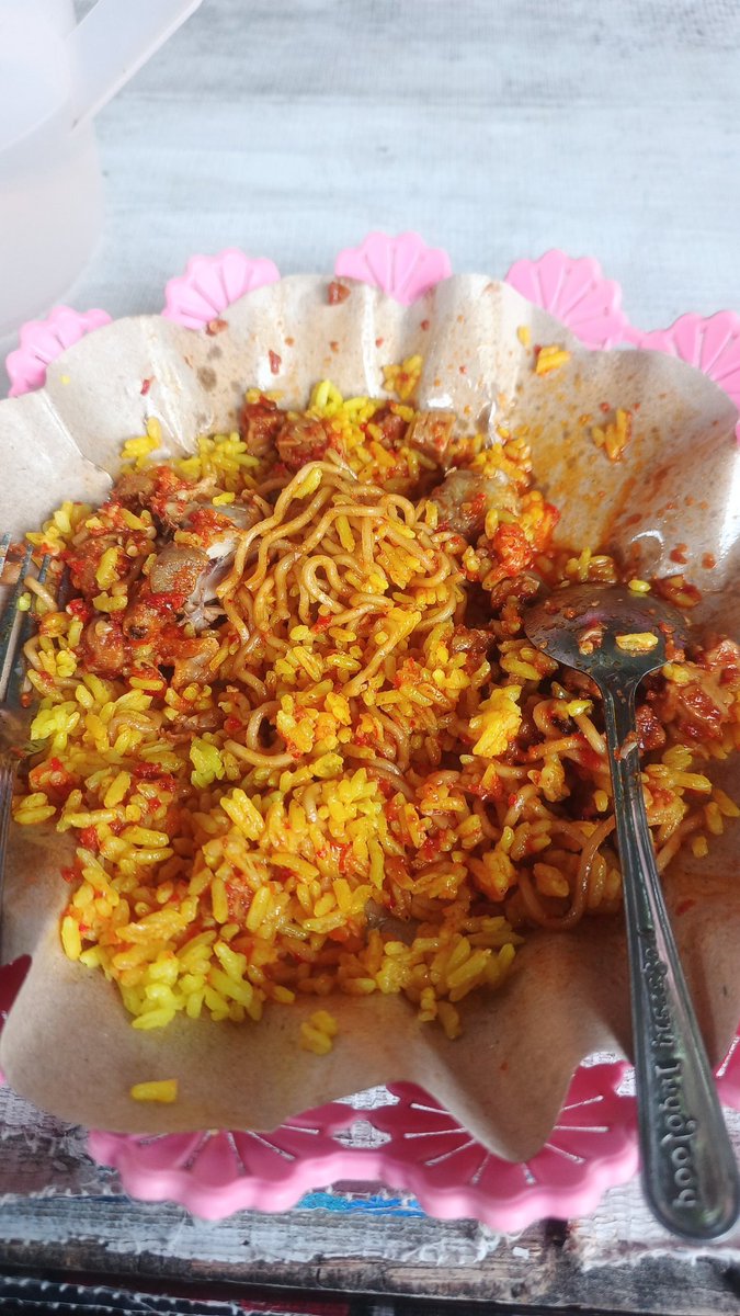pristaciga's tweet photo. Nangis kecil sambil makan nasi kuning https://t.co/g918MJnjtw