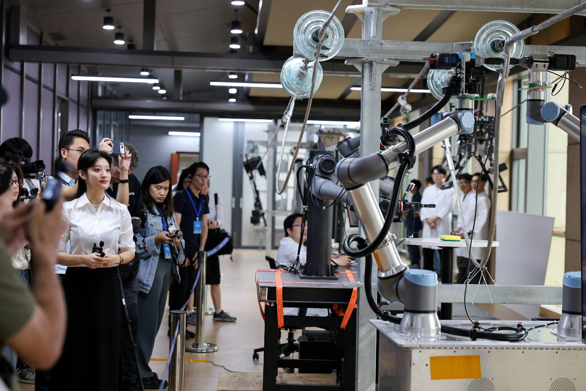 arabnews's tweet image. More than 300 #humanoid robots participating in #China’s second robot half-marathon on Sunday will be facing tougher terrain designed to test their technical advancements, as Beijing seeks to develop the industry into a major pillar of its economy arab.news/8zrmz