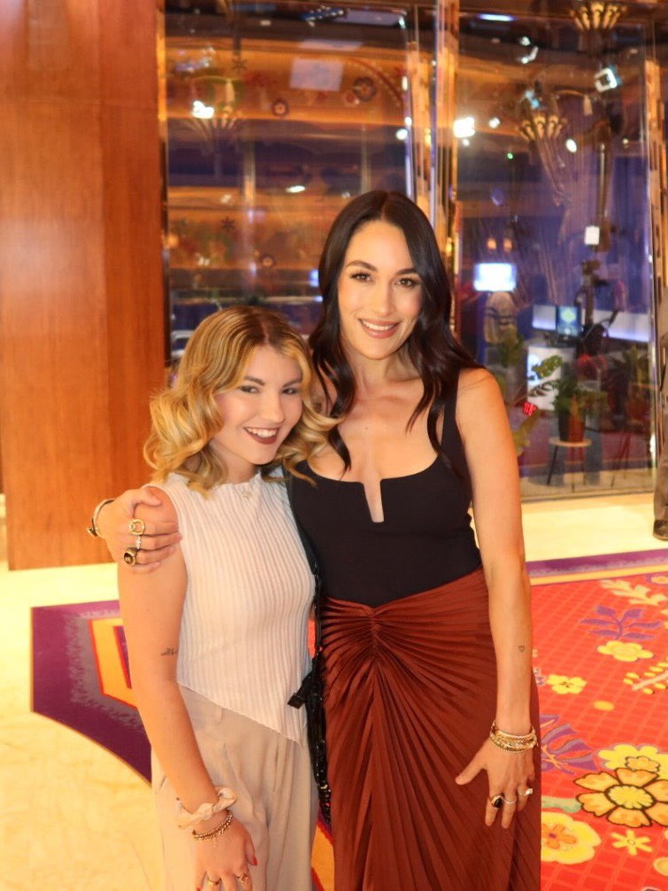 BellaArmy4E's tweet photo. The Bella Twins with a fan in Las Vegas 

📸: @VarsityCamren https://t.co/Oghd5vqENm