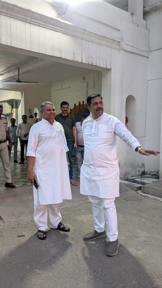 bjprajeevkumar's tweet photo. आज पटना में माननीय उपमुख्यमंत्री श्री विजय कुमार चौधरी जी के प्रथम बार उपमुख्यमंत्री बनने पर उनसे शिष्टाचार मुलाकात कर उन्हें मां भवानी थावे की पावन चुनरी भेंट कर सम्मानित करने का अवसर प्राप्त हुआ।
इस विशेष अवसर पर क्षेत्र के समग्र विकास, जनकल्याण एवं नई संभावनाओं को लेकर सार्थक एवं सकारात्मक चर्चा हुई। हमें पूर्ण विश्वास है कि उनके कुशल नेतृत्व में बिहार विकास की नई ऊंचाइयों को छुएगा तथा हमारे क्षेत्र को भी इसका भरपूर लाभ मिलेगा।
ईश्वर से उनके सफल, प्रभावी एवं जनहितकारी कार्यकाल की हार्दिक कामना करता हूँ।