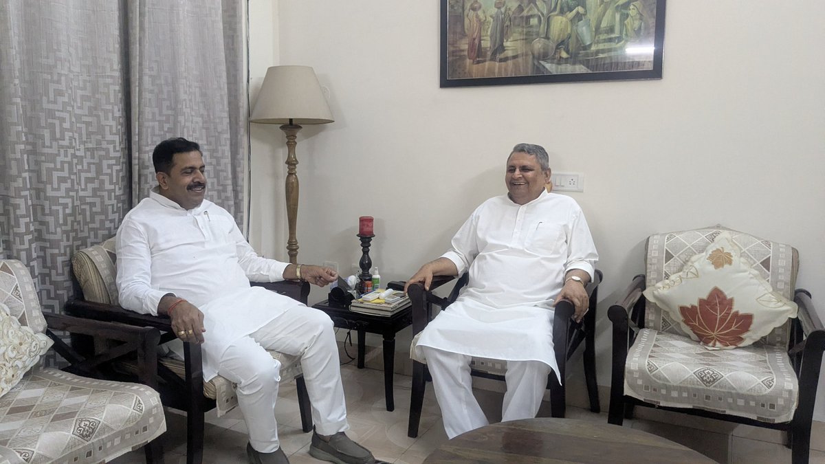 bjprajeevkumar's tweet photo. आज पटना में माननीय उपमुख्यमंत्री श्री विजय कुमार चौधरी जी के प्रथम बार उपमुख्यमंत्री बनने पर उनसे शिष्टाचार मुलाकात कर उन्हें मां भवानी थावे की पावन चुनरी भेंट कर सम्मानित करने का अवसर प्राप्त हुआ।
इस विशेष अवसर पर क्षेत्र के समग्र विकास, जनकल्याण एवं नई संभावनाओं को लेकर सार्थक एवं सकारात्मक चर्चा हुई। हमें पूर्ण विश्वास है कि उनके कुशल नेतृत्व में बिहार विकास की नई ऊंचाइयों को छुएगा तथा हमारे क्षेत्र को भी इसका भरपूर लाभ मिलेगा।
ईश्वर से उनके सफल, प्रभावी एवं जनहितकारी कार्यकाल की हार्दिक कामना करता हूँ।