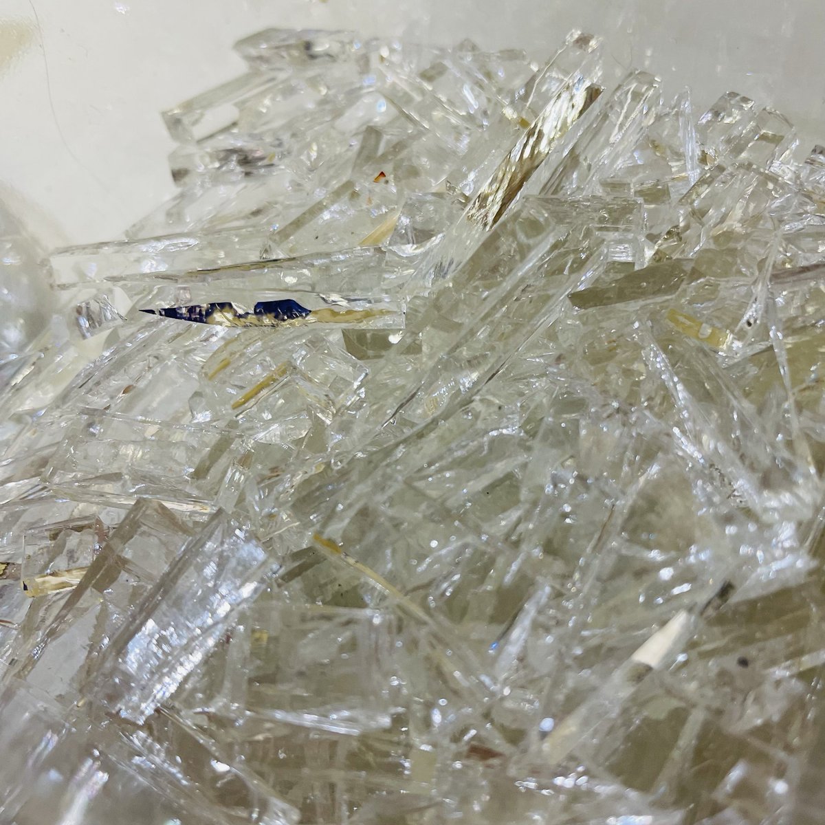 ガラスを切ってます。