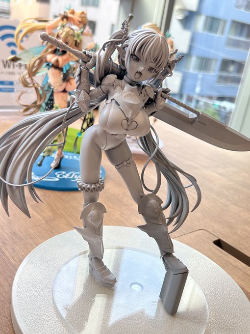 先日ヴェルテクス様にお邪魔して、イラスト・デザインを担当させていただいている「エルフ村第11村人ラヴ」の原型監修を行わせていただきました!
見てくださいこの...!これを...!!
めちゃくちゃかわいく、そして鎧や剣はカッコよく、なによりデッッッカく抜群に仕上げていただいております!! 