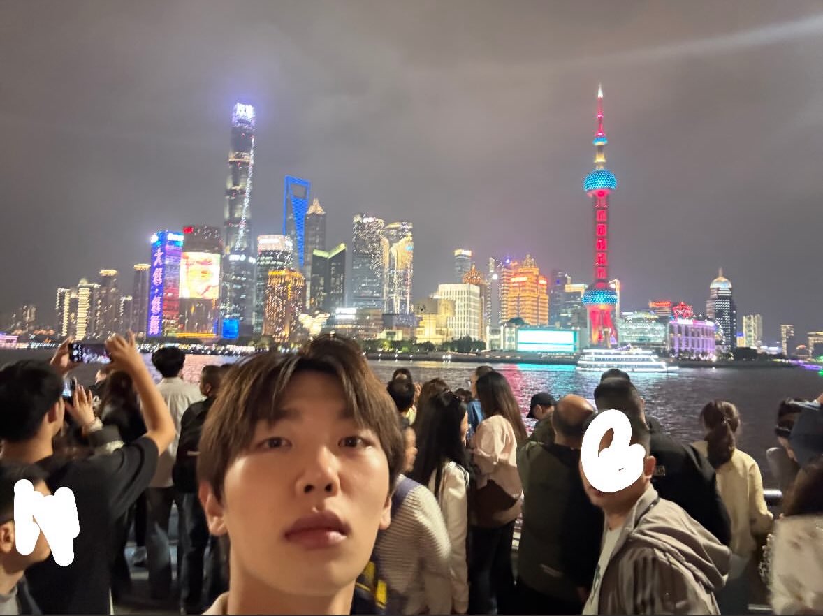 내가 누군지 알고 ㅈㄱ인이 사진 찍어달라길래 같이 찍어줬다는 게 너무 웃김 그걸 또 찍어준 애도 진짜 ㅋㅋㅋㅋㅋㅋㅋㅋㅋㅋ 착함.