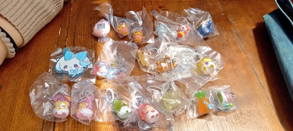 Prelude2070's tweet photo. 今日は行きたいとお願いされてガチャガチャのイベントで品川まで来ました。
朝から並んで先着500人の中抽選して3番と36番をGET！✌️
何が良いのか全然わからない中指示通り回したけどお気に入りはあったのでしょうか？😅
帰りは新橋の山本さんでハンバーグランチ🍴😋
凄い行列の人気店です！！ https://t.co/jYb2QXtS5G
