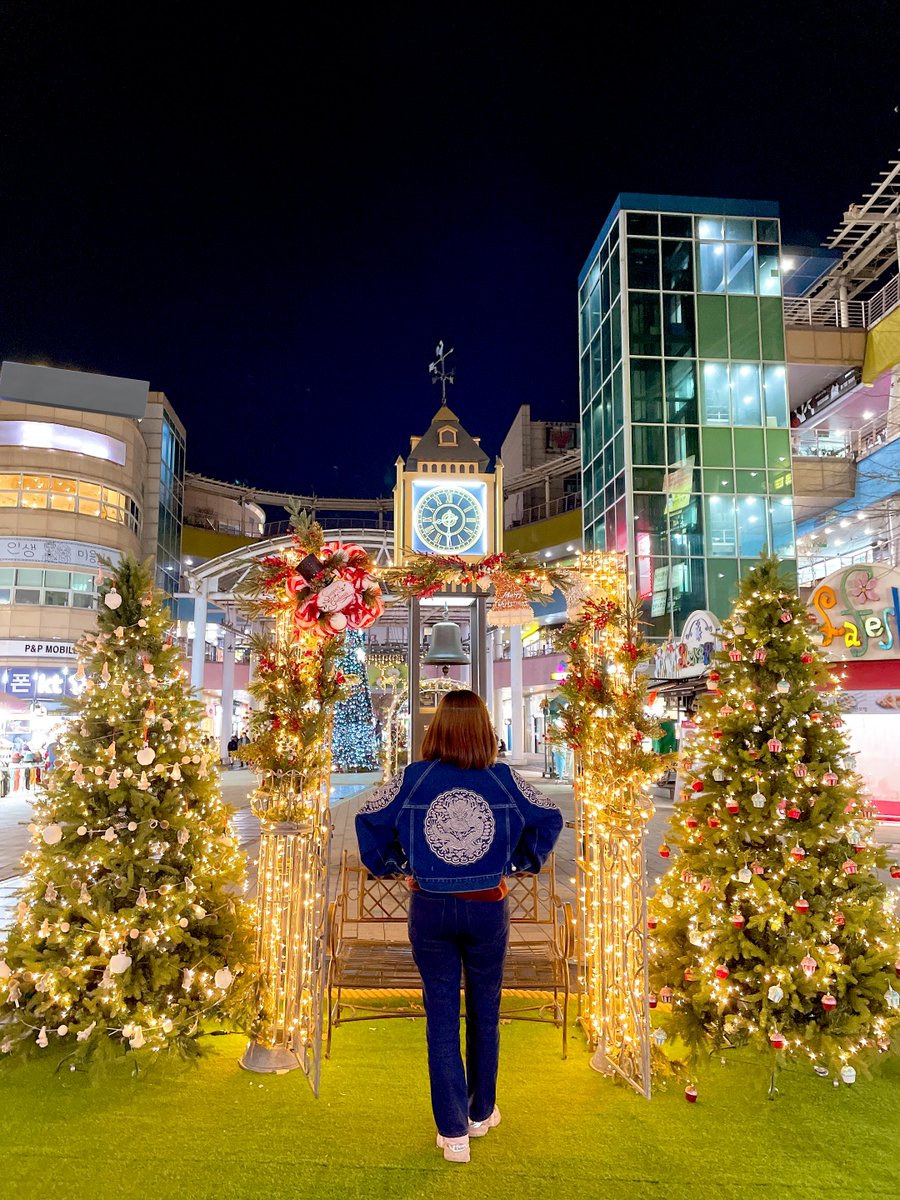 청룡포는 역시 뒷모습이 포인트죠👍
휘뚜루마뚜루 입고 돌아다니기 넘나 좋은 겉옷!!
놀러 갈때도 포인트로 입고 가기 좋아요🥰