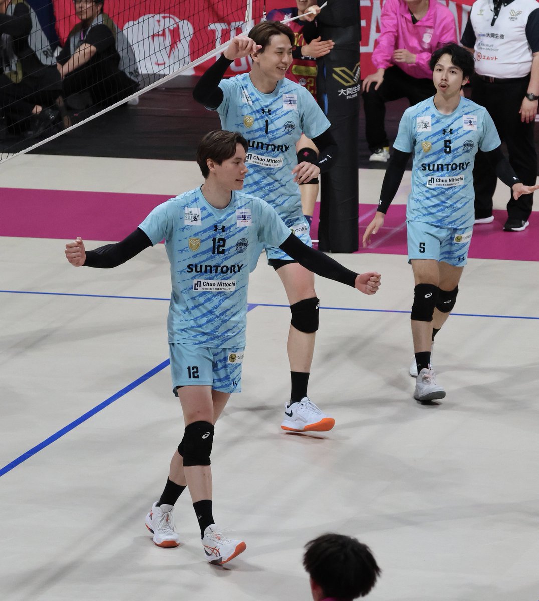 vbtsuri's tweet photo. 互いに粘り強く拾って拾って、レベル高いラリーいっぱい観れたなぁ。
今日も楽しみ！藍くんは温存だったりするだろか。。

2026.4.17
サントvsグレベア
有明コロシアム https://t.co/S7FTA6O24a