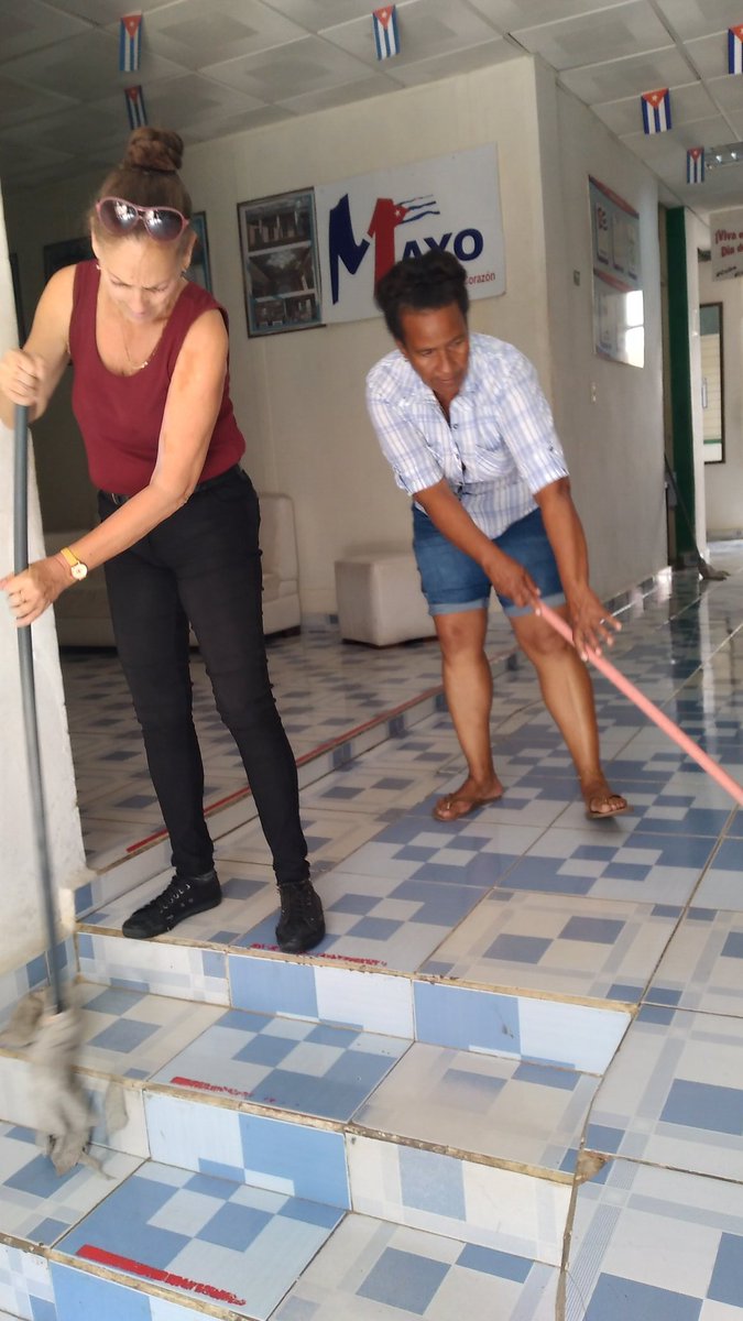 Realizan trabajadores del #GRUCI  labores de higienización y limpieza en saludo al Primero de mayo.
#LaPatriaSeDefiende