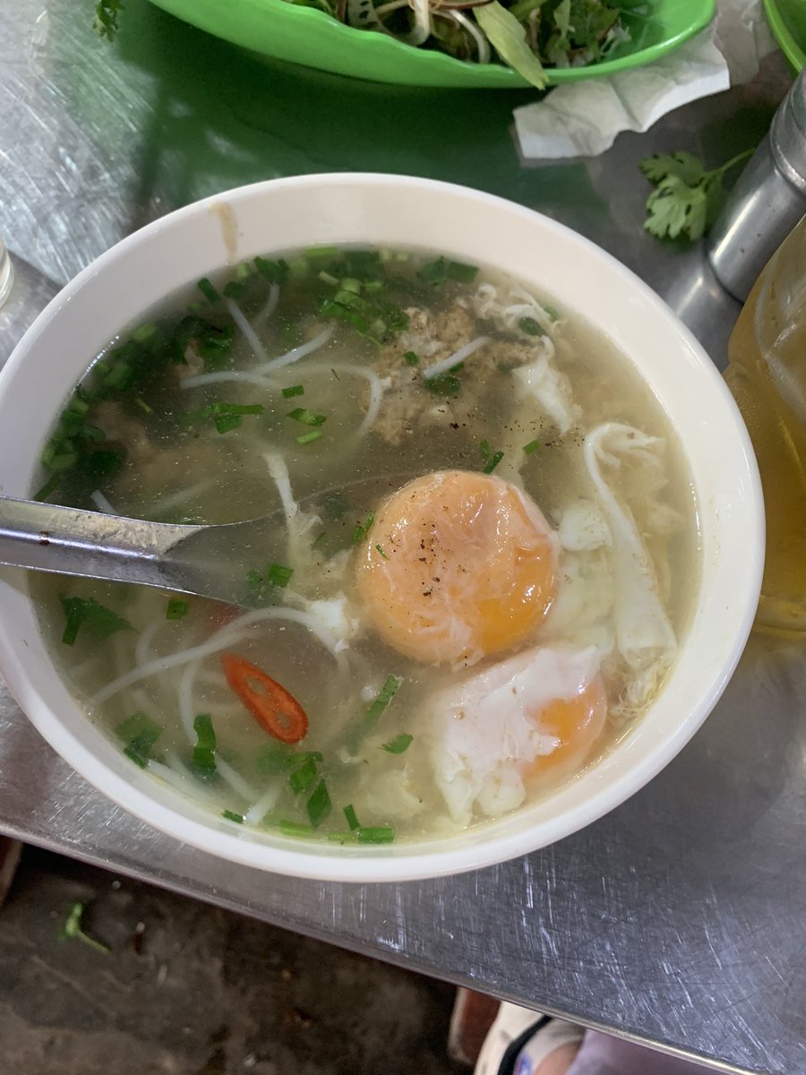 Nay tớ dỗi không vào bếp nấu nữa. Đi bộ ra chợ “ Cố Đạo “ Oder bà chủ quán “Bún cua + 2 quả trứng gà trần”. Bà chủ quán bảo ăn vào cho nó “cân”. Không biết “cân” cái gì các Bác nhỉ 😂