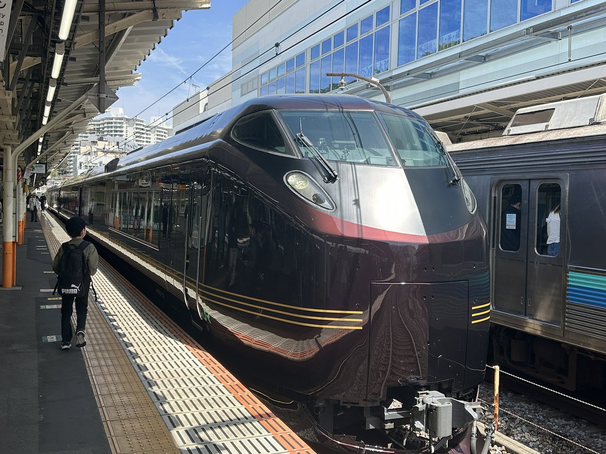 熱海にて。なんかすごい列車が来ましたけどこれは何という列車ですか🤔有識者