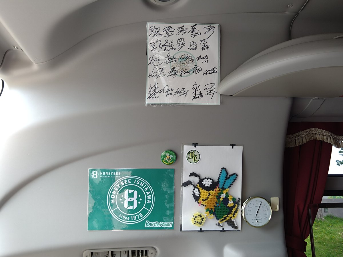 ms96vp22136's tweet photo. 石川県のハンドボールチーム「ハニービー石川」の選手“優先“バスとご一緒させていただきました🚌🚌
チームのロゴが入ったボディに車内はサイン色紙やビーズで作ったティッシュケースが飾ってあり😳おみやげにペーパークラフトまでいただいちゃいました🎁
#ハニービー石川 https://t.co/fMhJLgBtWq