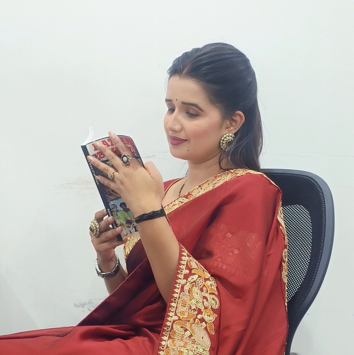 surabhi_tiwari_'s tweet image. शंका का कोई समाधान नहीं,
चरित्र का कोई प्रमाण नहीं...
मैं से अच्छा कोई साधन नहीं,
शब्द से तीखा कोई बाण नहीं।।
#goodmorning #positivevibes