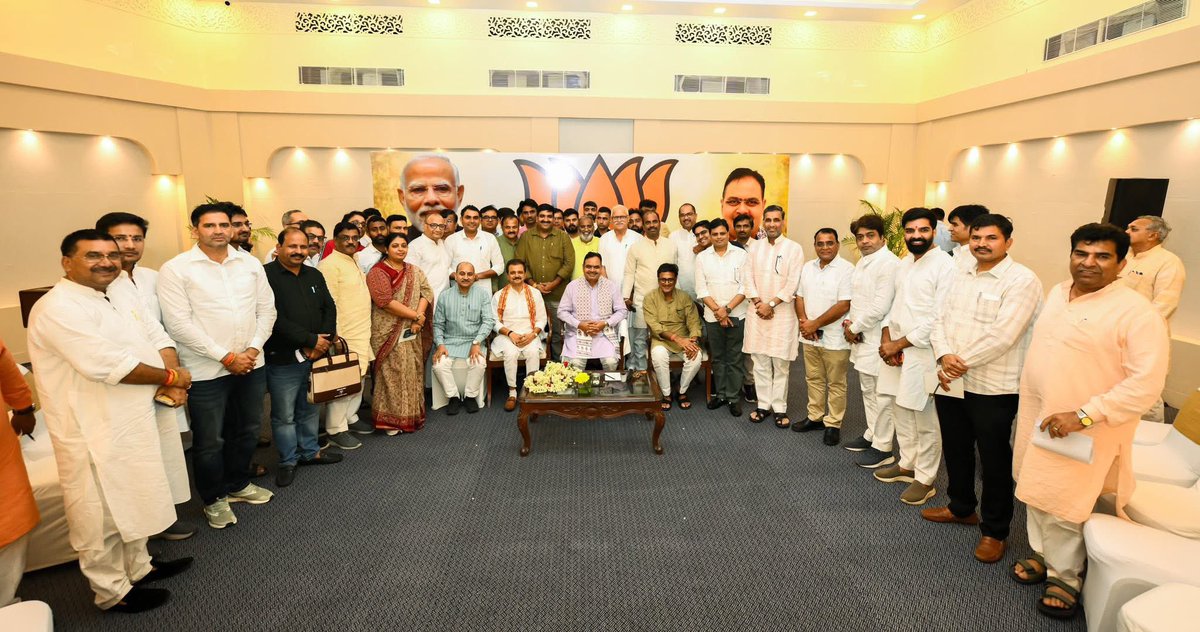 ▪️कोलकाता 

आदरणीय मुख्यमन्त्री श्री भजनलाल जी शर्मा के कोलकाता आगमन पर एयरपोर्ट पर स्वागत किया।

सम्माननीय मुख्यमंत्री जी ने पश्चिम बंगाल चुनाव प्रवासियों के साथ संवाद कर सभी का उत्साहवर्धन किया तथा बहुमूल्य मार्गदर्शन प्रदान किया।।

<a href="/BJP4India/">BJP</a> 
<a href="/BJP4Rajasthan/">BJP Rajasthan</a> 
<a href="/BhajanlalBjp/">Bhajanlal Sharma</a>