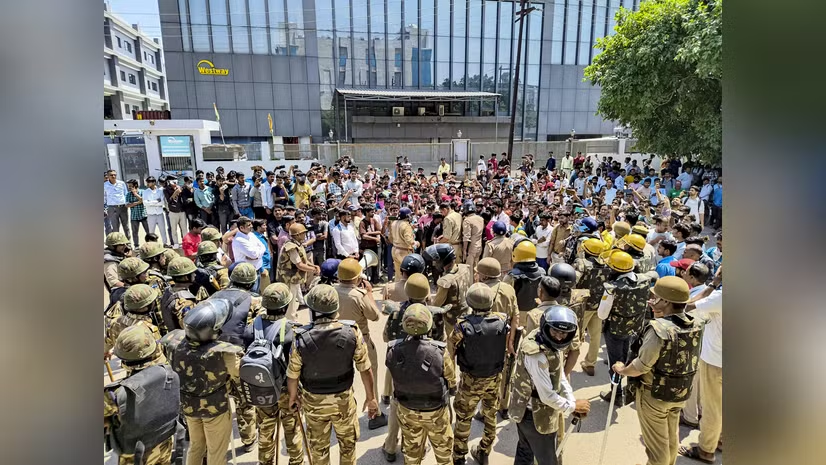 bsindia's tweet image. Higher wages fail to move the needle for workers amid rising living costs 

Rising living expenses, fear of contract hiring cast shadow on real gains.

mybs.in/2g5QNdq

#WageHikeProtests #Noida #LabourLaw #Wages | @anushkabtweets