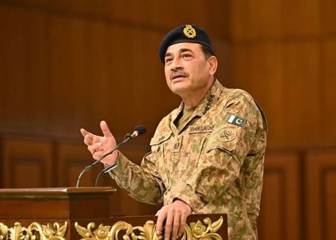GF_Assist's tweet photo. I have never written for any army chief until today, but I feel like writing so much about this person. Greetings to that mother who raised such a son dedicated to serving Pakistan.

Allah Almighty has bestowed this man with pure, divine abilities. https://t.co/ugKH1RnmVN