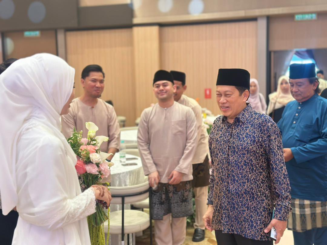 ahmadmaslan's tweet image. Tahniah Hj Israk Abdullah Ketua #UMNO Bhg #TgPiai.

Sempat saya hadir Majlis Perkahwinan anak beliau di Setia Tropika, #JB. 

#Pantun utk mempelai:

Cantik terserlah, berbaju satin,
Sudah tersirat, kepada lelaki, 
Berbahagialah, duhai pengantin,
Ramai zuriat, dimurah rezeki.