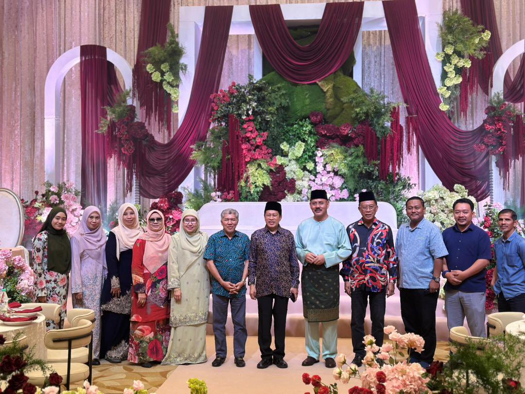 ahmadmaslan's tweet image. Tahniah Hj Israk Abdullah Ketua #UMNO Bhg #TgPiai.

Sempat saya hadir Majlis Perkahwinan anak beliau di Setia Tropika, #JB. 

#Pantun utk mempelai:

Cantik terserlah, berbaju satin,
Sudah tersirat, kepada lelaki, 
Berbahagialah, duhai pengantin,
Ramai zuriat, dimurah rezeki.