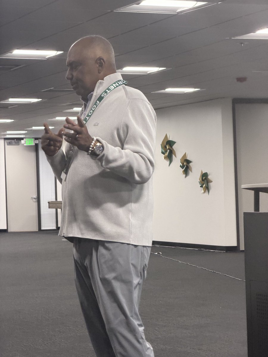 MoreauFootball's tweet image. Can’t stop won’t stop at the Sacramento State University Coaches Clinic listening to the great Marvin Lewis talk ball.  #Marinermindset. #Alwayslearning