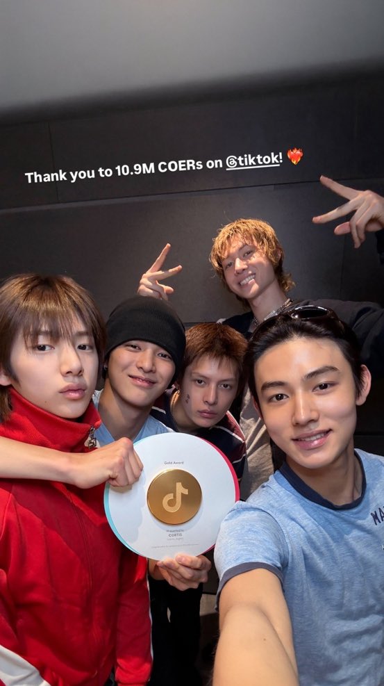 anna🦢k/ia tweet media