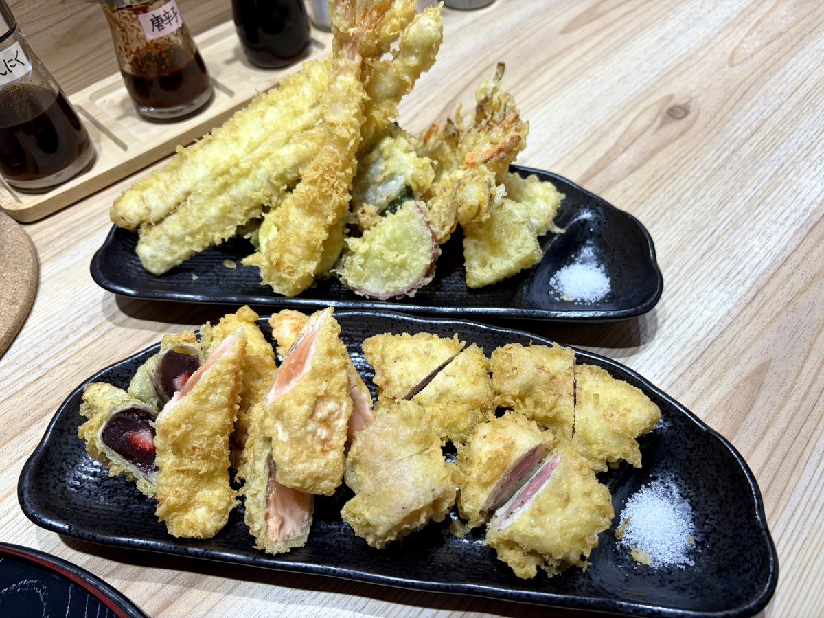 oishigohan_580's tweet image. サクラマスが食べたくて食べたくて2日連チャン「天丼天たま家」❣️
このお店の天ぷらはお腹いっぱい食べても2日連続でも食べれてしまう😋
サクラマスと赤ヤガラと海老天のお得な旬天丼を定食変更して、最近どハマり中の鶏生姜天をトッピング🫢
安くて美味しくてボリュームある👊
新鮮で旬が味わえるお店