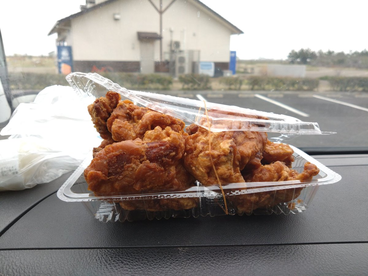 金曜日、土曜日しか一般販売していない肉屋の唐揚げ。480円。フタ閉まらん