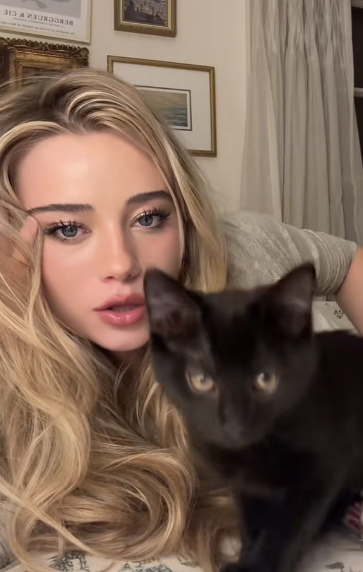 Olivia Voss tweet media