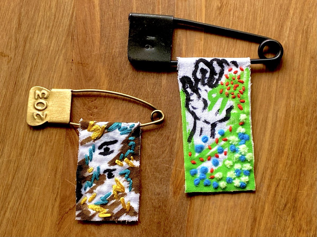 mughiko's tweet image. アンティーク安全ピン de

『手刺繍×布用マジック "旗" ブローチ』

できました🧷🧷

(左) No.203 ゴールド (オランダ製)
(右) No.91 ブラック (インド製)

コチラ、
5/6(水祝)の「慕情実験室 vol.3」に
連れていくんで見てください🧪😄💬

#embroidery #brooch #experiment #刺繍 #慕情実験室