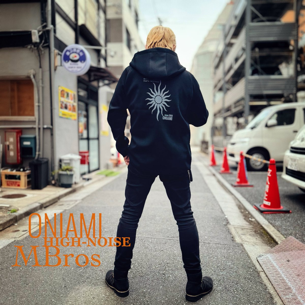 oniami_com's tweet photo. 【oniami pre order】

本日より
受注展示会
13時オープン！

外は暑くもなく
心地良い空気感。

上野あたりで外飲みとか気持ち良さそうですね〜

鬼阿弥タイヨウモチーフの
彫りの大リング、中リング、ネックレス
そして新しくスペシャルな生地のTシャツやパーカーなど展示して

お待ちしています♪ https://t.co/sgL278M34u