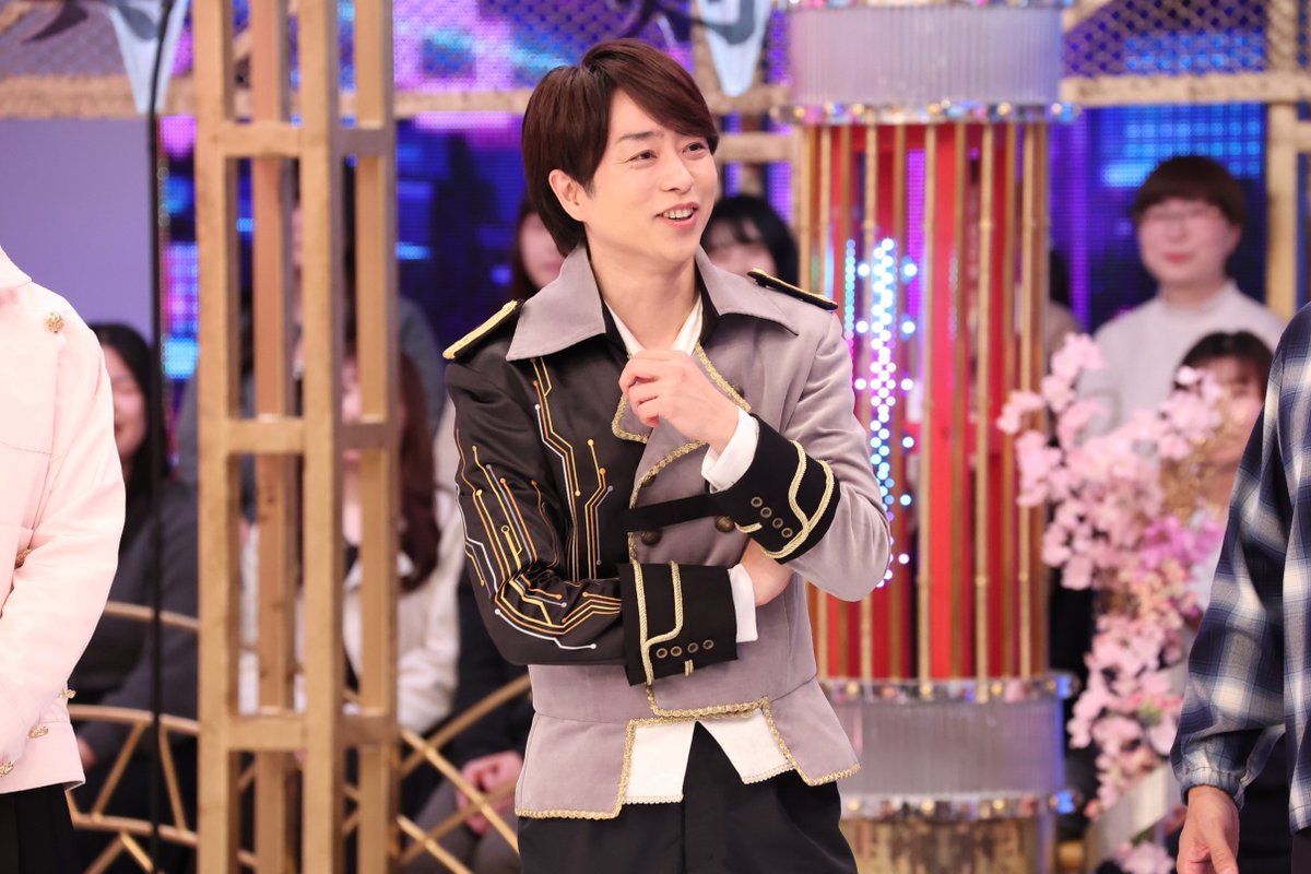 マスター・オブ・セレモニー櫻井翔
"超オーダーメード"ががっつり伝わる…特に腰のライン
（かっこよすぎてもはや怖い)