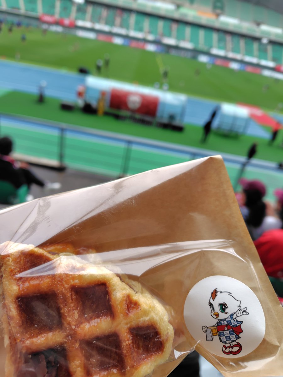 dkumad5's tweet photo. レインコート着てるカノンちゃん見ながらクロッフルあんこ���べてたら雨止みました😋 https://t.co/H9hX5qOa9G