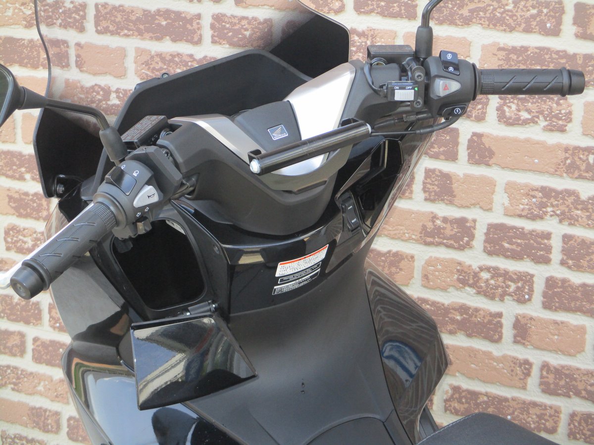 ACkariya's tweet photo. 【中古車入荷情報】
2025年モデル ホンダ PCX160
走行距離4465km 車両本体価格(税込)44万円
ワンオーナー車。ETC、純正ボディマウントスクリーン、スペシャルパーツ武川LEDフォグランプ、キタコマルチパーパスバー、デイトナスレンダーUSB、リアキャリアなど装着しています。
#PCX160 #KF47 #Honda https://t.co/n4dkM9aAvI
