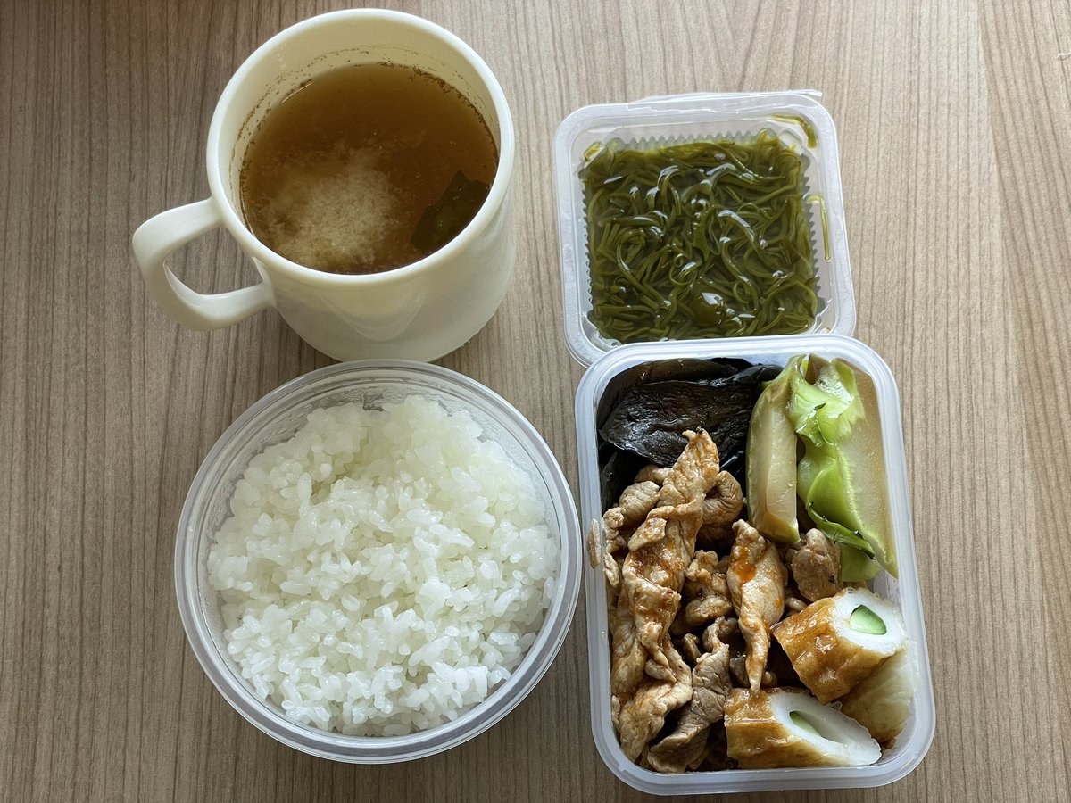土曜日出勤。お弁当はポークチャップと茄子の炒め物、竹輪胡瓜、ブロッコリーの茎、めかぶ。白飯と味噌汁。お弁当箱を小さくしたのにお腹いっぱい。今まで食べすぎだったのか。今日は朝から洗濯して干してきた。ゴミも出した。たまにだけどやればできる子だ。#おうちごはん #ずんこ飯 #お弁当
