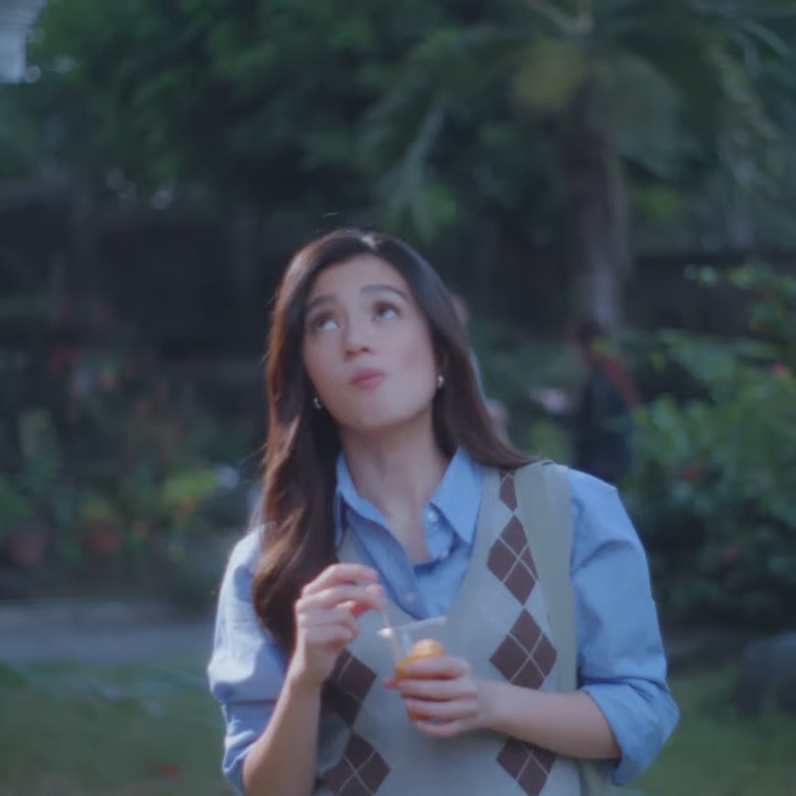 The song &amp; video are a total vibe together.

These are my favorite shots from the music vid: I like the jumpsuit w/ the stripes top &amp; chunky shoes. It reminded me of my 90s college days
preppy porma. Lahat ng outfit bagay kay Belle.

#ThePuzzleMV #BelleMariano
<a href="/bellemariano02/">Belle Mariano</a>