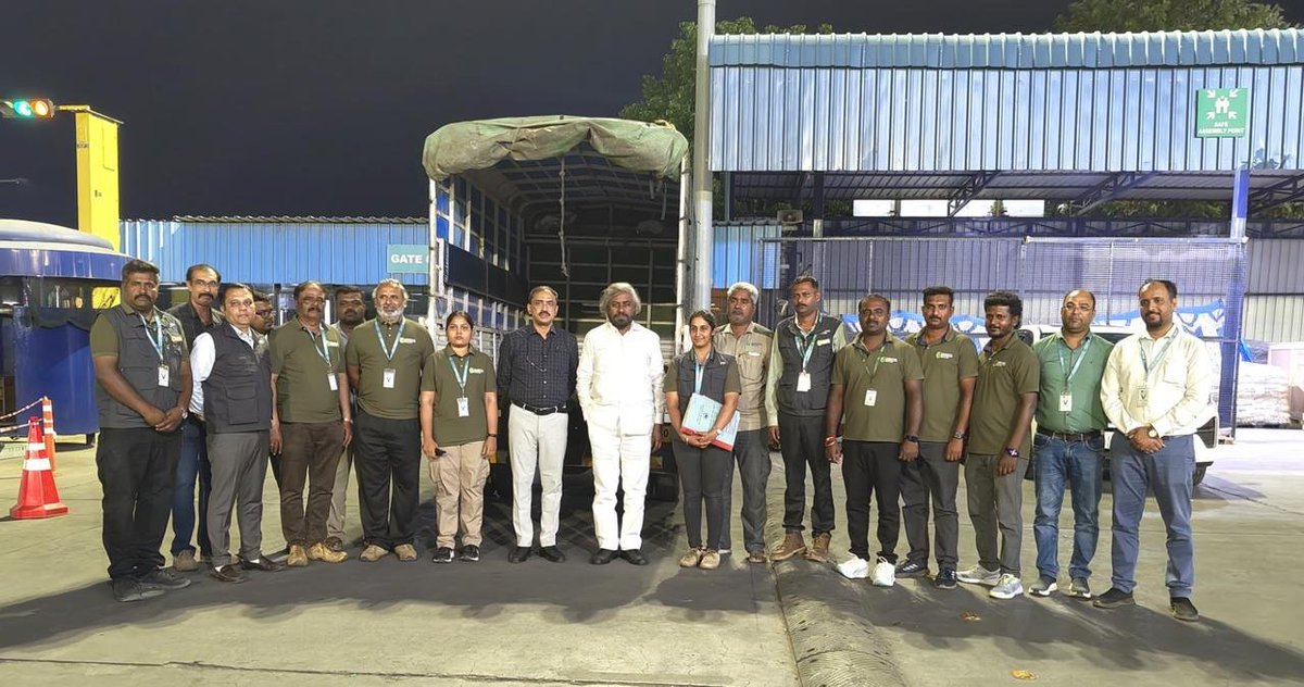 ANI's tweet image. #WATCH | Bengaluru: Karnataka Minister Eshwar Khandre receives 4 cheetahs at Kempegowda International Airport, brought from South Africa for Bannerughatta Biological Park. 

(Source: Eshwar Khandre's office)