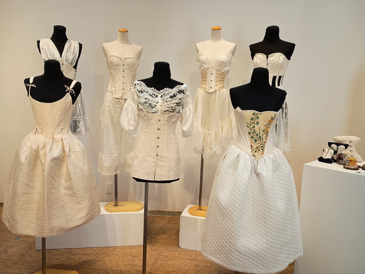 irorimura2005's tweet photo. ＼3日目／

▶corset 8　－ corset －

[kigotoe]　きごとゑ
[Fluorite]　Izumi.
[CODE:CRONOSS]　シエロ
　
本日も19：00 までお待ちしています、是非お越しください😊

会場┃イロリムラ８９α
大阪市北区中崎1-4-15
#corset https://t.co/DjG8Jn5L5q