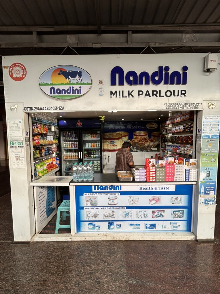 PantryCar's tweet image. Belagavi 😌

Light breakfast! 😊

Fresh Kunda from Nandini Parlour which was just outside the coach and Avalakki in DK style packed by @sshastry_c_ 😊

#Karnataka #Foodie #NorthKarnataka #Belagavi