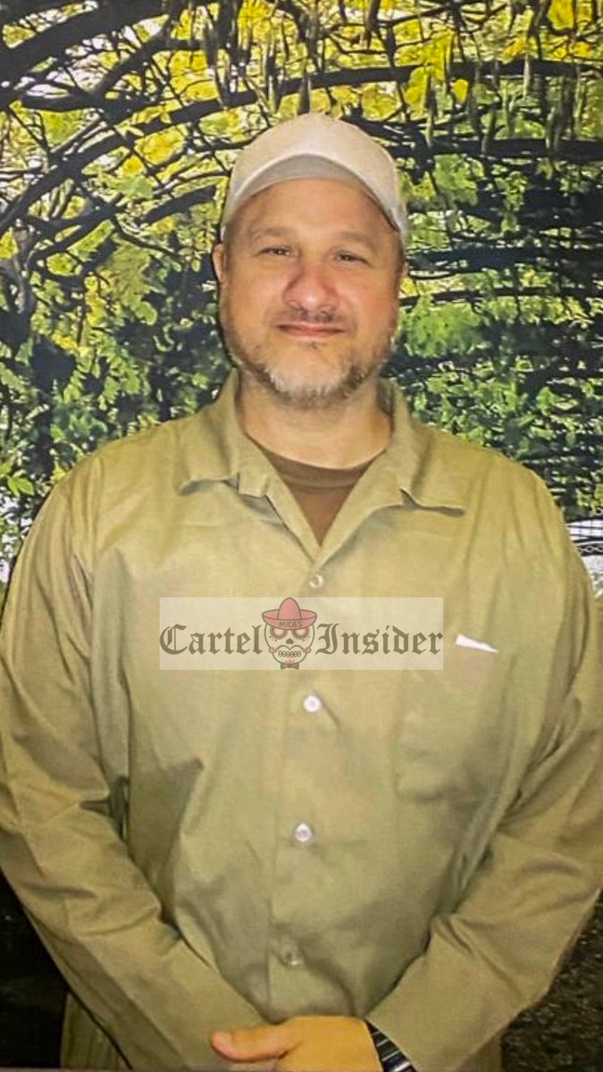 Furia_Tinta's tweet photo. "LA BARBIE" HABLA DESDE PRISIÓN: UN MENSAJE DE REDENCIÓN DESDE COLEMAN 2

Un mensaje atribuido a Edgar Valdez Villarreal, exintegrante  del grupo de los Beltrán Ley*-va, circula en redes sociales tras ser filtrado por un blog especializado en este tipo de noticias(redactado por "mica treviño"). En él, habla de redención, esperanza y cambio personal desde la penitenciaría federal USP Coleman 2, en Florida.

¿QUIÉN ES EDGAR ?

Nacido en Laredo, Texas, en 1973,  es uno de los pocos n4*rcos de origen estadounidense que llegó a ocupar una posición de alto mando dentro de este ambiente mexicano. Su apodo se atribuye a sus rasgos físicos, que contrastaban con el entorno en el que operaba.

Ascendió hasta convertirse en uno de los principales operadores de este grupo.  Fue detenido en 2010 en el Estado de México y extraditado a Estados Unidos en 2015, donde cumple un tiempo de 50 años.

EL MENSAJE FILTRADO
El texto, que circula acompañado de una fotografía, describe un evento celebrado el 7 de abril de 2026 en USP Coleman 2, durante el cual el subdirector de la Oficina Federal de Prisiones, Josh Smith, visitó el centro junto a un grupo de personas.

Valdez Villarreal señala haber sido uno de los 210 internos seleccionados para asistir al evento de un total aproximado de 1,000, elegidos por conducta ejemplar y participación en programas de rehabilitación.

Entre los puntos más destacados de su mensaje:
🔹 Describe la visita como un momento que "cambió el ambiente" dentro del penal, infundiendo esperanza a quienes llevaban tiempo sintiéndose olvidados por el sistema.
🔹 Hace referencia a la filosofía del subdirector Smith, quien presentó dos caminos: disciplina ante conductas negativas, y reconocimiento real para quienes demuestren avances genuinos.
🔹 Destaca la labor de Damon Talbot, coordinador de reinserción, y el programa "Profesores en Prisión" de Michael Santos como herramientas concretas de preparación para la vida en libertad.
🔹 Concluye agradeciendo a la administración Trump, a Talbot y a Smith, afirmando que los esfuerzos de rehabilitación son reales y visibles en el día a día del penal.
En sus propias palabras: "Estábamos destrozados y abandonados. Pero lo que presencié ese día nos dio algo que muchos echábamos de menos: esperanza."

⚠️ NOTA: La autenticidad del mensaje y la fotografía no ha sido verificada de forma independiente. La información fue difundida por un blog de seguimiento de este ambito  a través de "X". Este post tiene un fin estrictamente informativo y no glorifica ni justifica ninguna de las acciones de la persona mencionada.