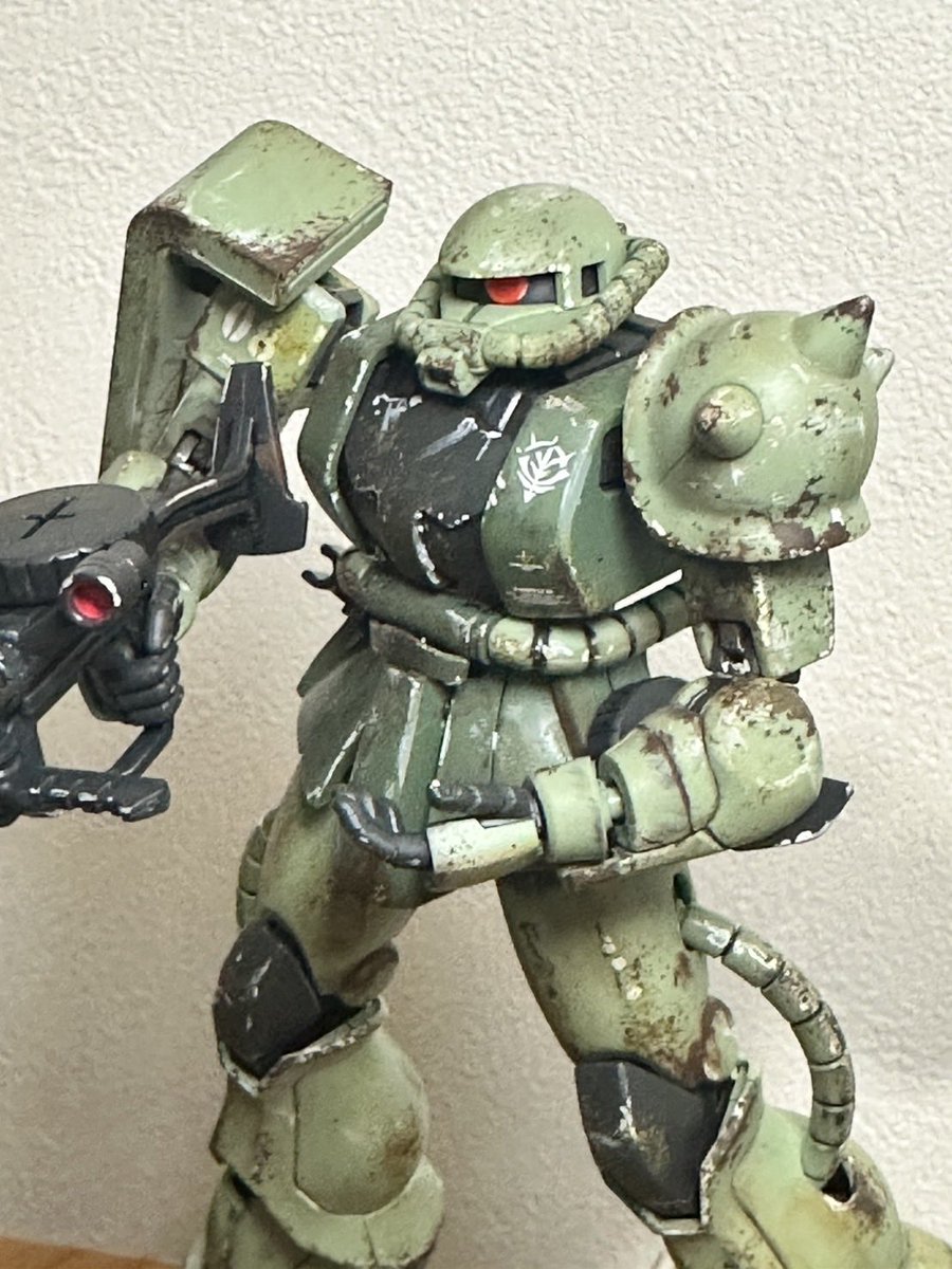 CUDYO93YA1QOv7n's tweet image. 「工場出荷時」と「最前線投入から3ヶ月後」。

同じキットでも、汚しを入れるだけで一気に『兵器』としての説得力が増す気がする。皆さんはどっちのザクが好きですか？

#ガンプラ #ガンプラは自由だ #MS-06