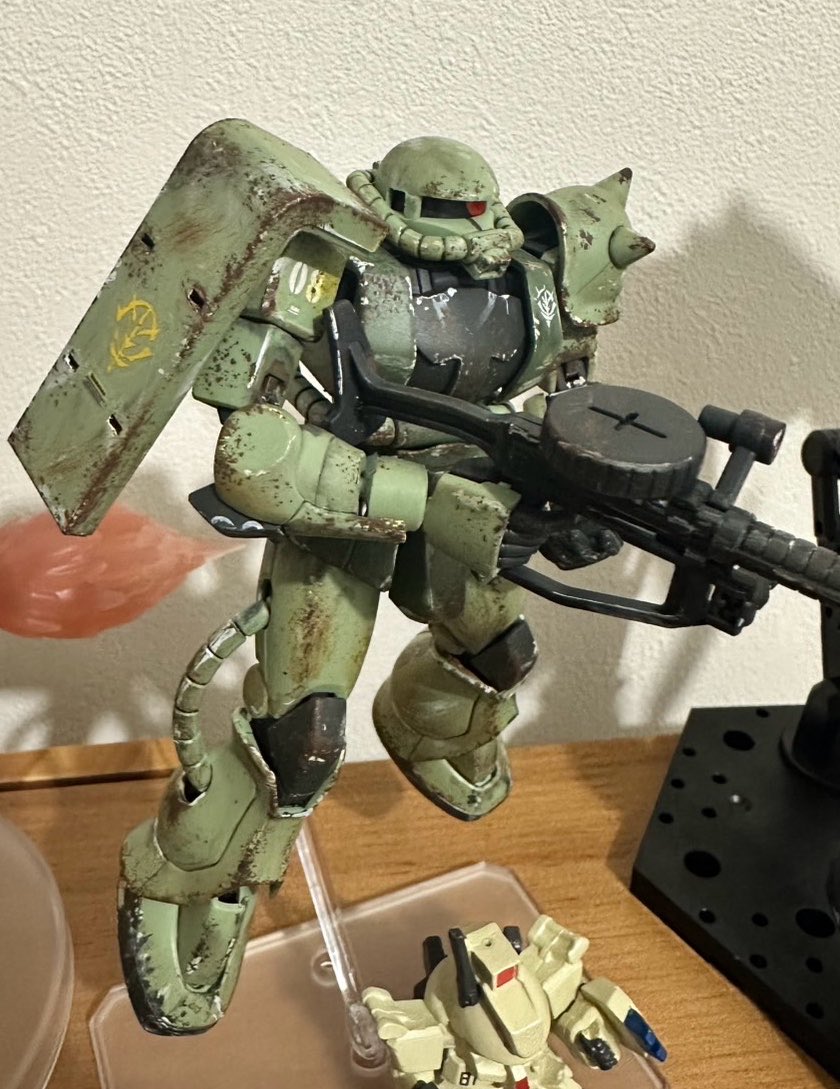 CUDYO93YA1QOv7n's tweet image. 「工場出荷時」と「最前線投入から3ヶ月後」。

同じキットでも、汚しを入れるだけで一気に『兵器』としての説得力が増す気がする。皆さんはどっちのザクが好きですか？

#ガンプラ #ガンプラは自由だ #MS-06