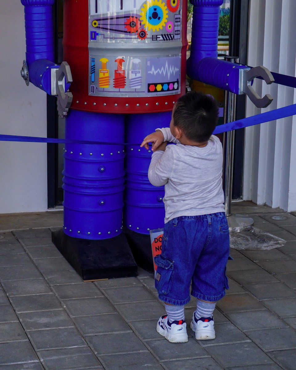 meicaptures's tweet image. a study in shapes and shades. 🤖✨

#meicaptures #photography #lightroom #summarecon #vibrant