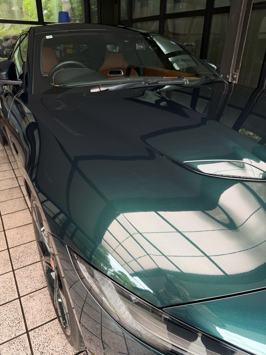 rok's tweet image. 久々の洗車
例によって洗車の前後の写真を。約一ヶ月ぶりだとはいえ、洗車前の状態は酷い。今回も洗車後にスケール除去のケミカルを試している。ある程度除去はできているような気はするけど、拭き取り時に小キズがそれなりには付いてしまう。やはり小まめな手入れは大事。 #ftype #メンテナンス