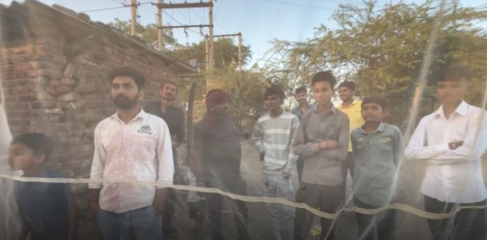 DelhiTotaltv's tweet image. Gujarat: गुजरात में मच्‍छरों के आतंक से परेशान हुए ग्रामीण, प्रशासन से लगाई मदद की गुहार
totaltv.in/gujarat-villag…
 #gujarat #mesquite #attack #villagers