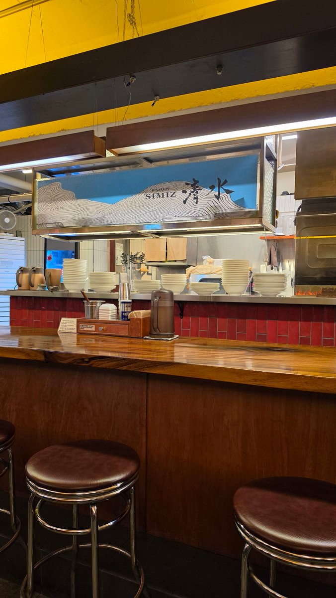 #ตามรอยรีวิวคยูฮยอน ฉบับราเมน ที่ร้าน RAMEN SIMIZ เราสั่ง SHOYU RAMEN (ของคยูจะเป็น SHOYU RAMEN Special) และ CHARSIU RICE อร่อยทั้งราเมนและข้าว ราเมนอาจจะเค็มไปนิดนึง แต่อร่อยสดชื่น 😋👍🏻

📍[NAVER Maps] RAMEN SIMIZ 
naver.me/G9s53xOF

#KYUHYUN #규현 #คยูฮยอน