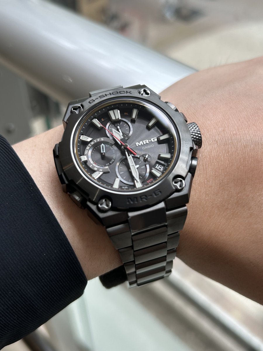 ISUZUGTime's tweet image. 戦国の世を彷彿させる⚔️💥
大鎧（甲冑）デザインのMRG-B1000シリーズ🌊
小振りながらもゴツっと存在感が良✨
着けてみると好印象😍B2000が大き過ぎると思う方には推しの逸品です☀️☀️
eye-eye-isuzu.co.jp/collections/al…
#gshock #mrg #casio #ジーショック #カシオ #戦国 #大鎧 #甲冑 #勝色 #侍 #腕時計 #チタン